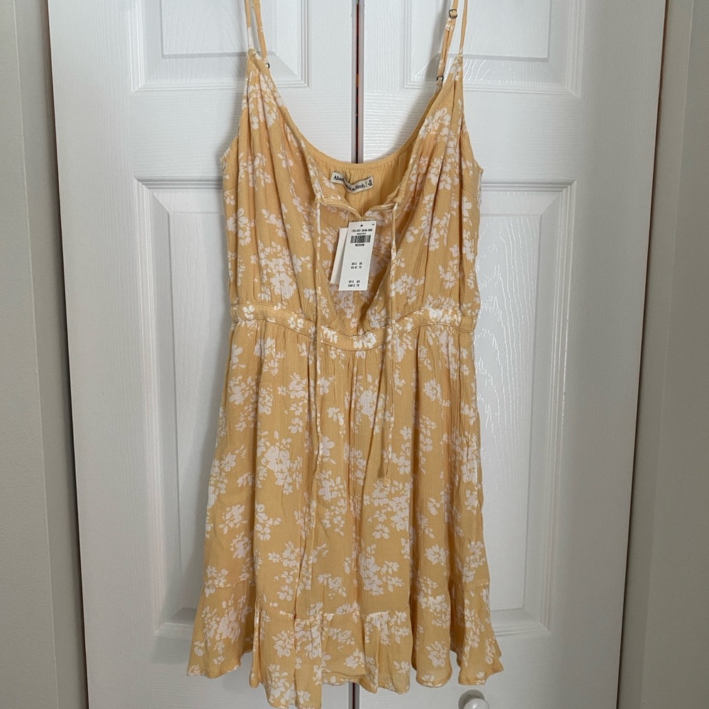 NWT Abercrombie & Fitch summer dress. lined w pockets. Fit to flatter! Size M